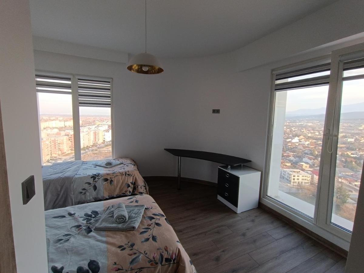 18Th & 16H Floor Secure Luxury Condos With Pool & Fitness Included In Price Szkopje Kültér fotó